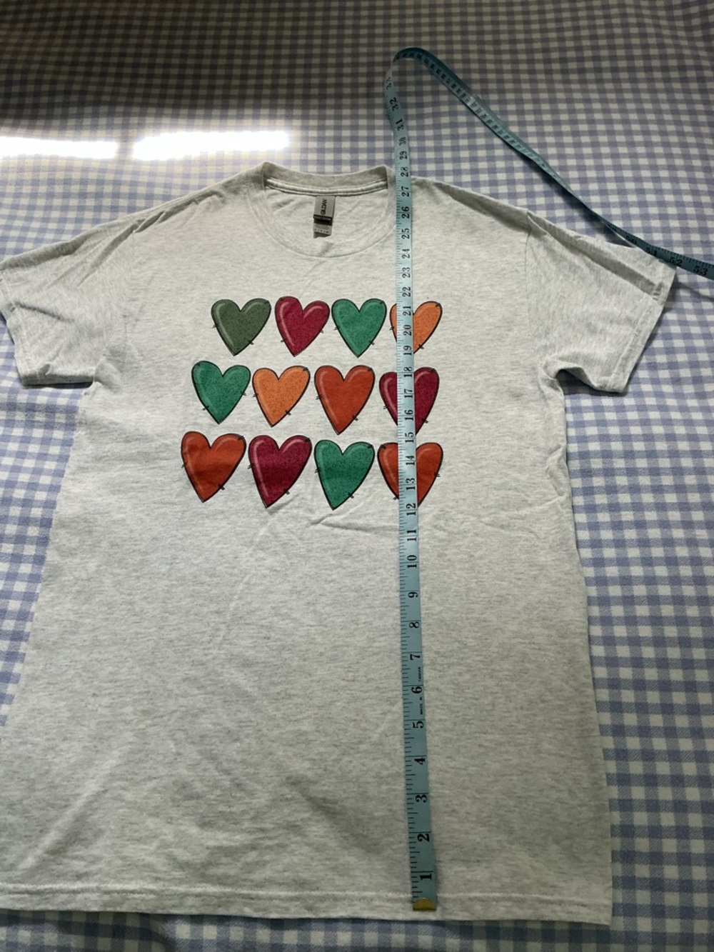 Gildan Tee with Heart Designs, Size Small - Picture 4 of 5